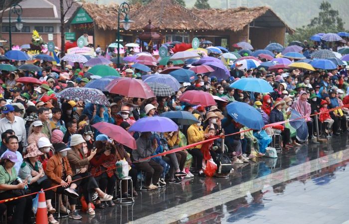 Hàng nghìn người dân đội mưa dự khai hội xuân Tây Yên Tử và khai mạc Tuần Văn hóa – Du lịch tỉnh Bắc Giang năm 2024